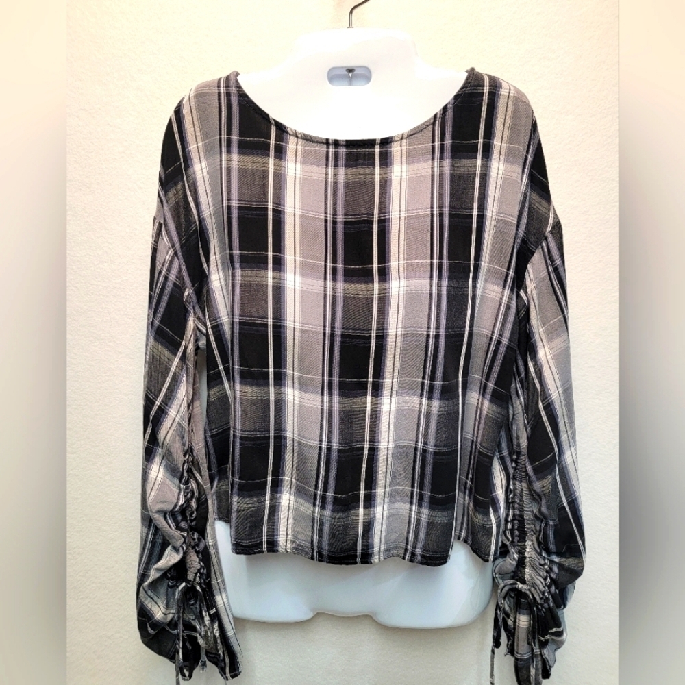 URBAN OUTFITTERS Women's Size Large Round Neckline Long Sleeve w/ drawstrings